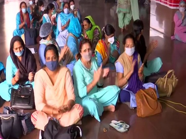 MCD employees staged a demonstration demanding pending salaries and bonuses. (Photo/ANI)