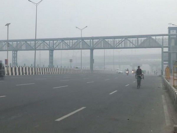 Smog engulfed Delhi on Friday as AQI crosses 400 mark. [Photo/ANI]