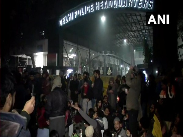 People protest outside Delhi Police Headquarters