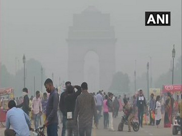 Haze around India Gate in Delhi on Monday. (Photo/ANI)