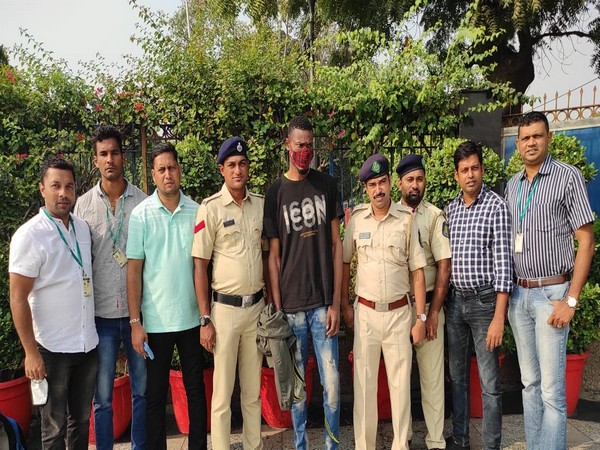 Delhi Police with the arrested Nigerian national. (Photo/ANI)