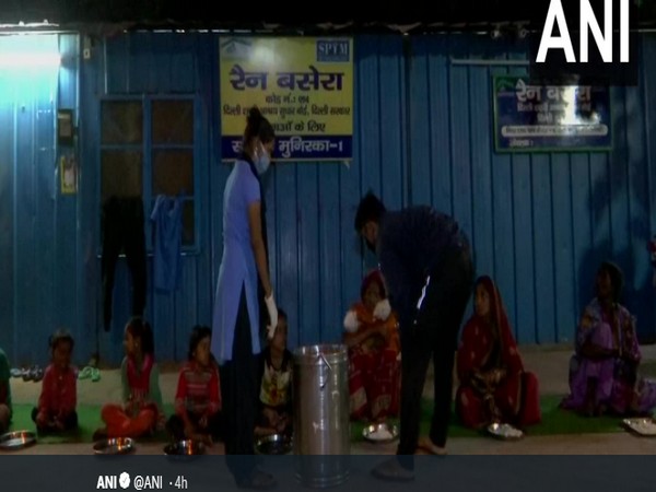 Free meals being provided by government at a 'Rain Basera' in Munirka amid lockdown due to coronavirus. Photo/ANI