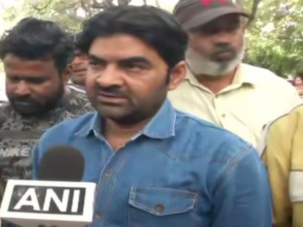 Muzammil Khan who lost his brother in Delhi violence speaking to reporters on Thursday. Photo/ANI