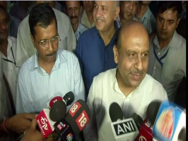 Delhi Chief Minister Arvind Kejriwal, Education Minister Manish Sisodia and LoP Vijender Gupta at an 'Iftar' party organised by Delhi government on Monday. Photo/ANI