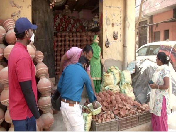 People buying diyas on Sunday amid countrywide lockdown. Photo/ANI