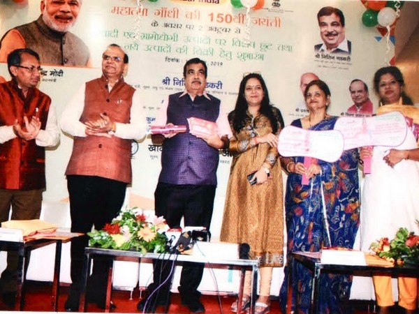 Deputy CEO Mr. Shukla, Chairman Mr. Saxena, Minister Nitin Gadkari, Dr Deepali Bhardwaj, Dr Madhu Sharma, Sonia Khurana