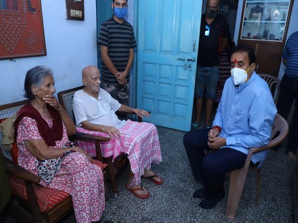 Maharashtra Home Minister Anil Deshmukh met late Captain DV Sathe's family members at their residence in Nagpur on Saturday. Photo/ANI