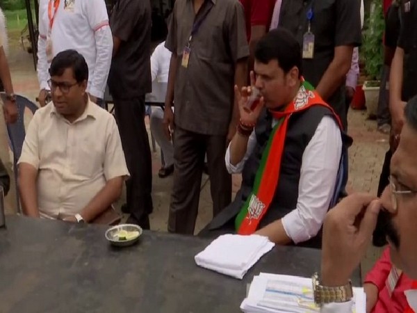 Maharashtra Chief Minister Devendra Fadnavis enjoys tea during his ongoing Maha Janadesh Yatra in Gondia on Sunday. Photo/ANI