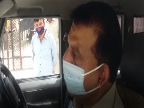 Surendra Singh, officer in-charge Govindpur Police Station, Dhanbad speaking to media on Sunday. Photo/ANI