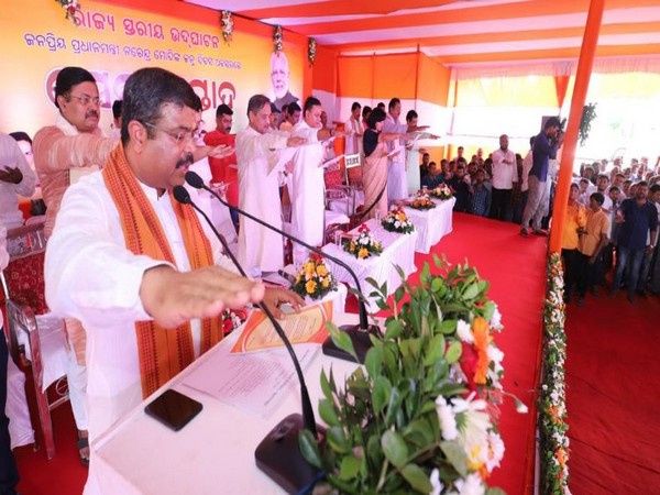 Dharmendra Pradhan taking oath to discard single-use plastic at the event on Friday in Bhubaneswar. Photo/ANI