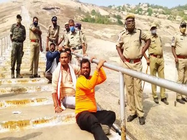 Andhra Pradesh Police prevented Dharmika Aikya Vedika members to go to Ramateertham [Photo/ANI]