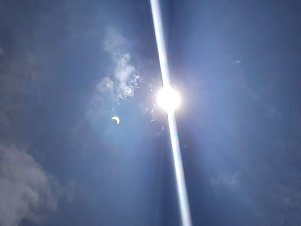 Solar eclipse in Chamoli was witnessed in the daytime along with the moon.