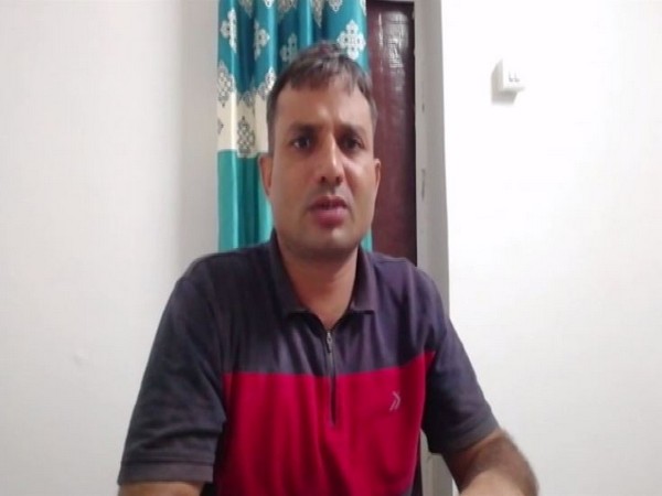 Saipau police station-in-charge Anoop Chaudhary talking to reporters. [Photo/ANI]