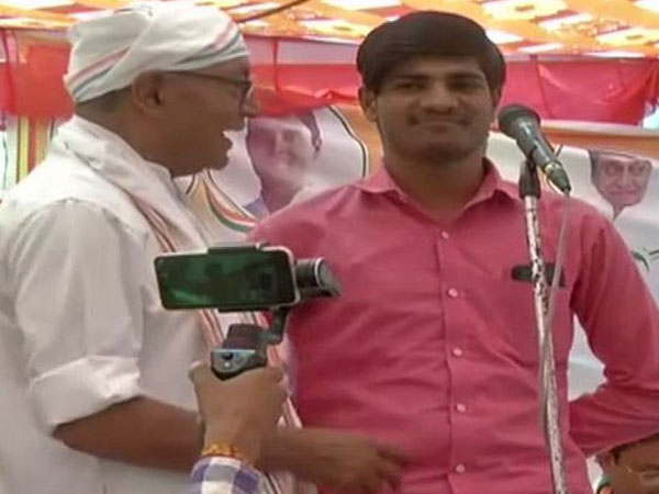 Amit Soni with Digvijaya Singh on stage (Photo/ANI)