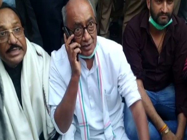 Senior Congress leader Digvijaya Singh near the Ramada hotel in Bengaluru. Photo/ANI