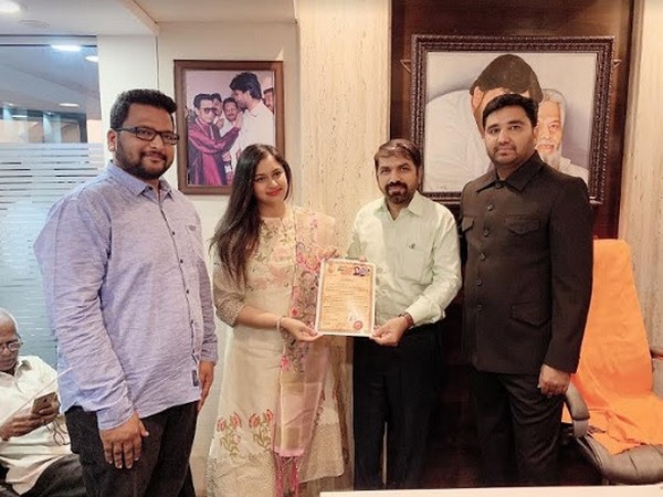 From right Haji Arafat Shaikh with sharif Deshmukh welcomes Dimple Dugar as VP of transport union along with Vijay Kadechkarr