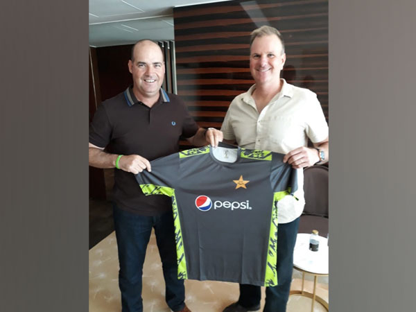 Mickey Arthur and Grant Bradburn (Image: Pakistan Cricket's Twitter)