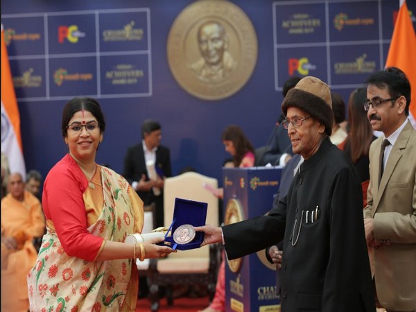 Dr Sohini Sastri receiving her award from Dr Pranab Mukherjee