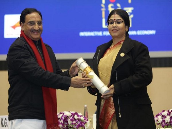 Dr Sohini Sastri accepting her award from Union HRD Minister, Dr Ramesh Pokhriyal