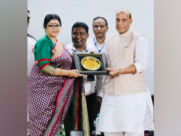 Dr Sohini Sastri receiving Award from Rajnath Singh