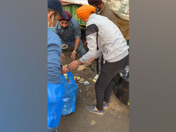 A duo of brothers cleans garbage at Singhu border (Photo ANI)