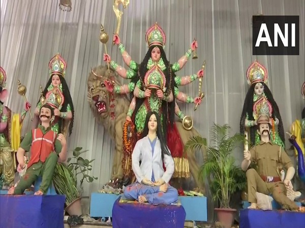 Goddess felicitating 'corona warriors' at a pandal in the Anandpuri area of Bihar's Patna (Photo/ANI)