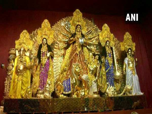 Durga idol made of 50kg gold in Kolkata. (Photo/ANI)