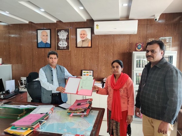 Hasina Ben getting the certificate of Indian citizenship from Collector, Dwarka IAS Dr Narander Kumar Meena. Photo/Twitter (Collector Dwarka)