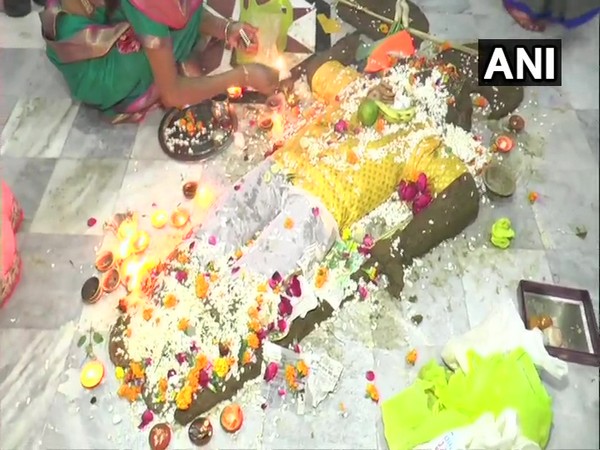 Women offer prayers at Dwarkadhish Mandir (Photo ANI)