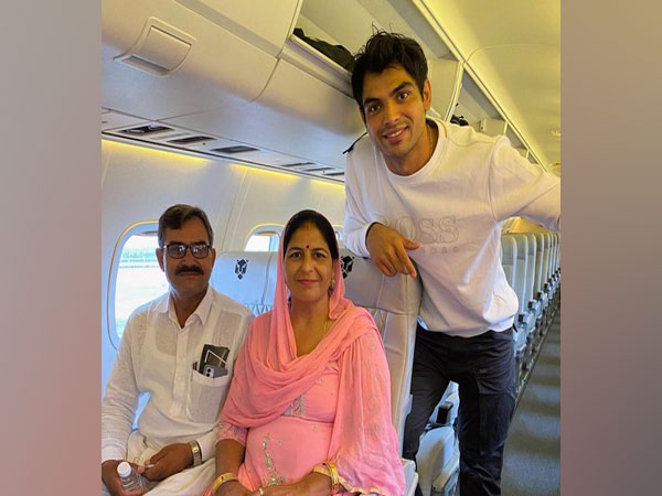 Neeraj Chopra with his parents (Photo/ Neeraj Chopra Twitter)