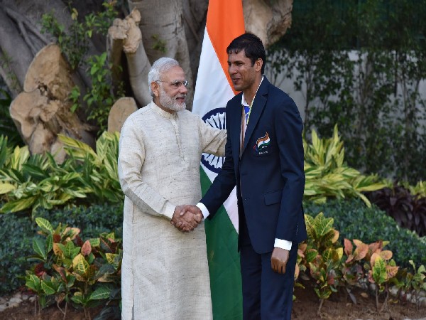 Prime Minister Narendra Modi and Javelin thrower Devendra Jhajharia (File photo /Twitter)