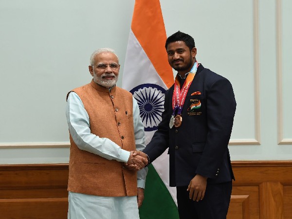 Prime Minister Narendra Modi and Javelin thrower Sundar Singh Gurjar (Photo/Twitter)