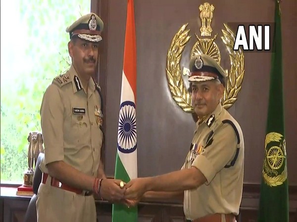 New DG, ITBP  Sanjay Arora with Outgoing ITBP DG SS Deswal (Photo/ANI)