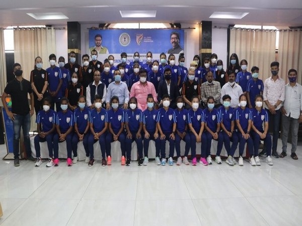 Jharkhand Sports Minister Hafizul Hassan with the Indian team (Photo/ Indian Football Team Twitter)