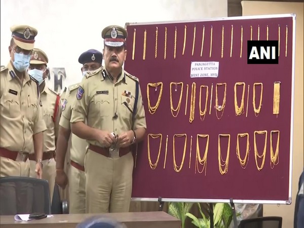 Panjagutta police with the stolen jewellery. (Photos/ANI)