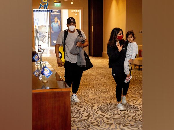 Rohit Sharma with his family (Image: Mumbai Indians)