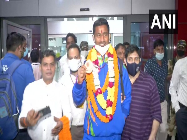 Javelin thrower Sundar Singh at Delhi Airport. (Photos/ANI)