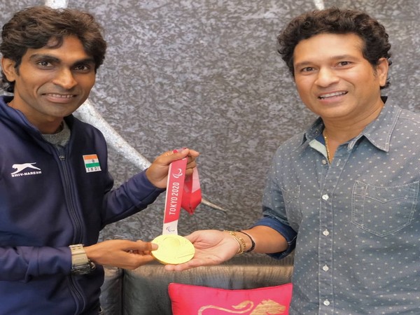 Pramod Bhagat with Sachin Tendulkar (Photo: Twitter/Pramod Bhagat)