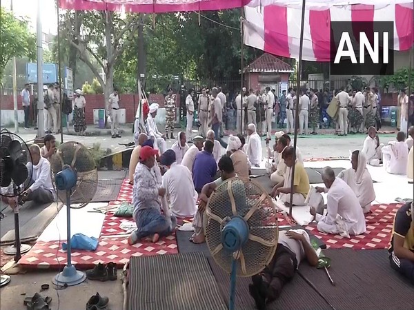 Farmers protesting outside Karnal mini secretariat (Photo/ANI)