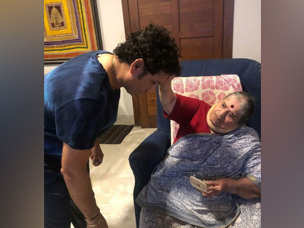 Former Indian cricketer Sachin Tendulkar with his mother (Image: Sachin Tendulkar's Twitter)