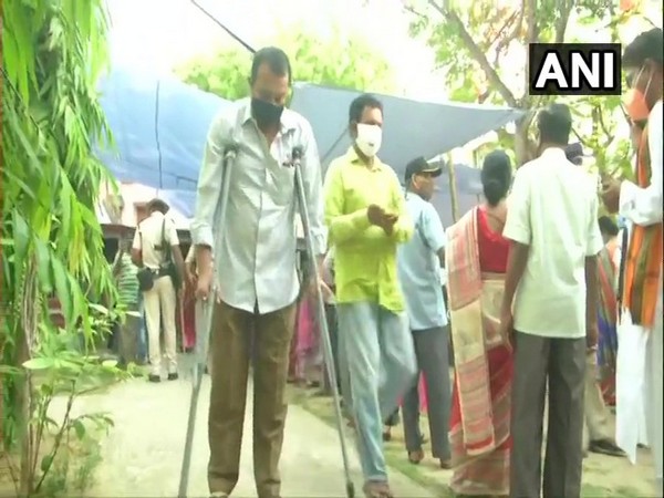 Specially-abled voters cast their votes at a polling booth in Bolpur, Birbhum. [Photo/ANI]