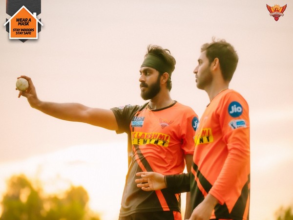 SunRisers Hyderabad all-rounder Vijay Shankar with Bhuvneshwar Kumar (Photo: SRH/Twitter)