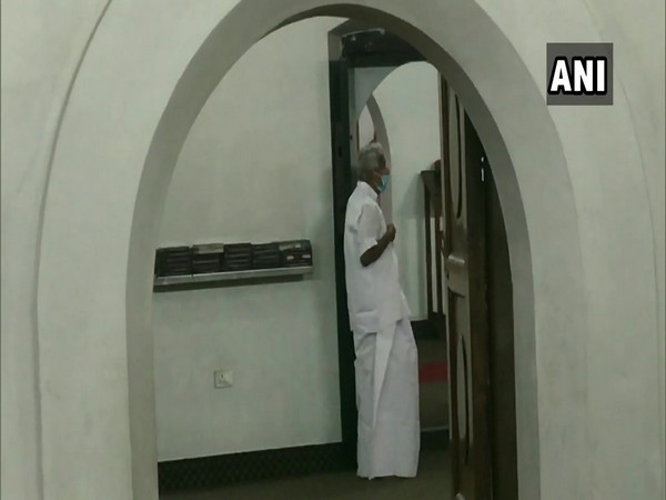 Congress leader Oommen Chandy offering prayers at Puthuppally Church. (Photo/ANI)