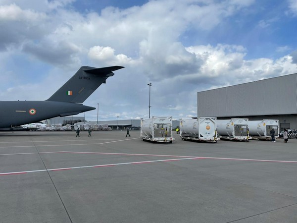 Indian Air Force C-17s are airlifting 4 cryogenic oxygen containers from Frankfurt . 