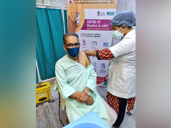 BJP Vice President Radha Mohan Singh taking shot of COVID-19 vaccine. 