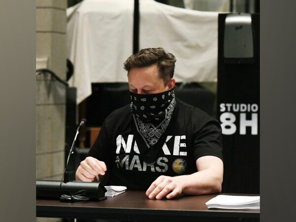 Elon Musk at the NH8 Studios (Image courtesy: SNL's Twitter handle)