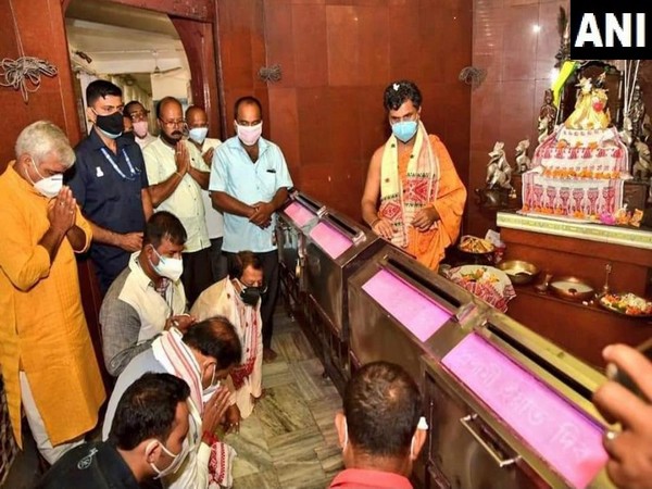 Himanta Biswa Sarma offereing prayers at a temple in Assam. (Photo/ANI)