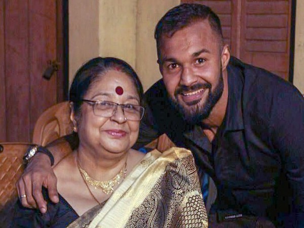 Goalkeeper Arindam Bhattacharya with his mother (Photo/Arindam Bhattacharya Twitter)