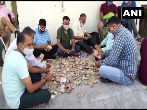 Counting of money found in the woman beggar's hut (Photo/ANI)