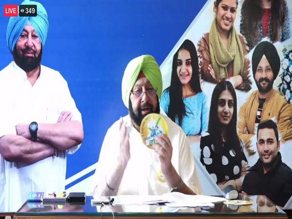 Punjab CM wearing and unveiling 'I am Vaccinated' badge (Photo Credit: Raveen Thukral Twitter handle)